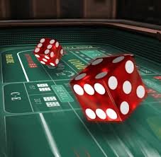 Dealer kasino langsung mengelola permainan kartu di studio streaming